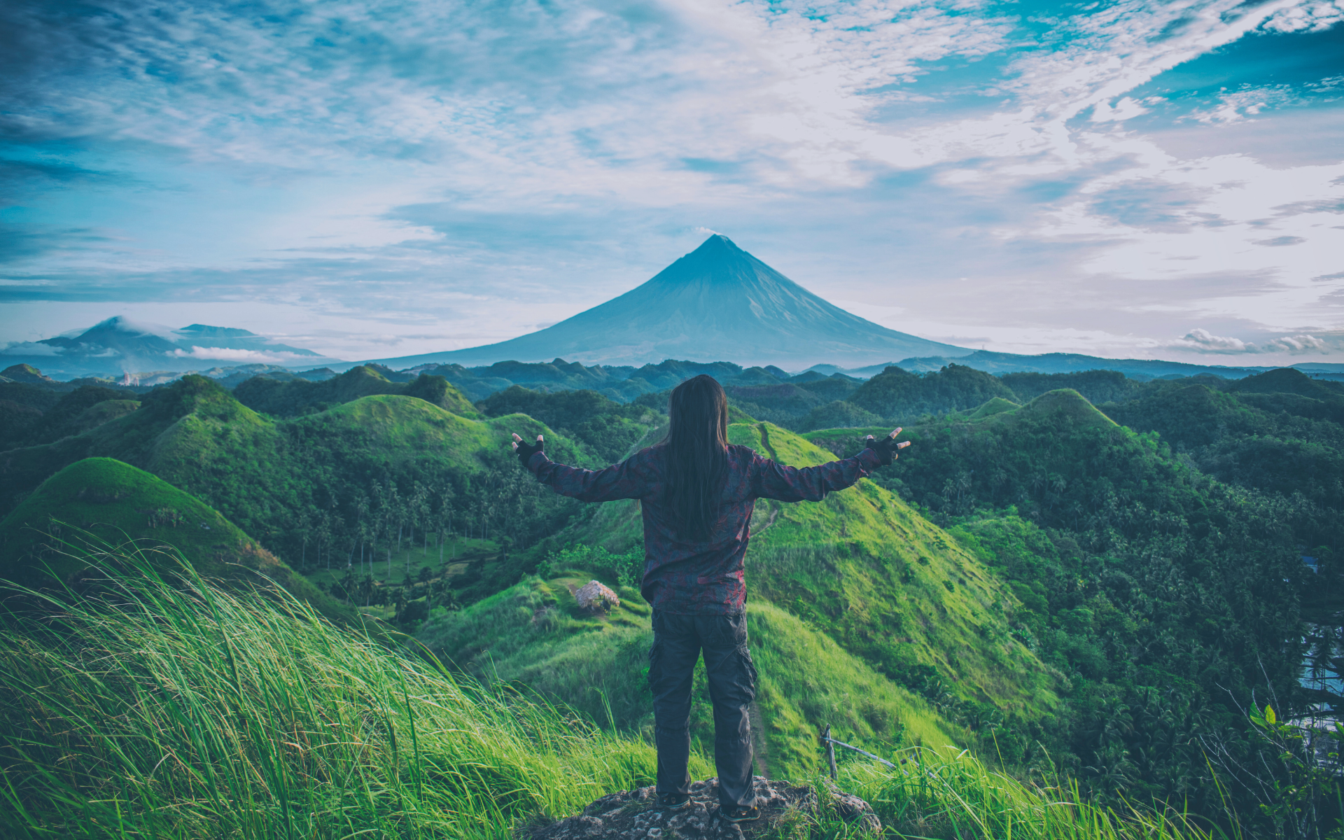women-at-the-top-of-a-hill